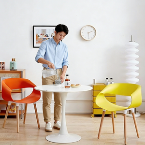 Fauteuil <span class=keywords><strong>scandinave</strong></span> minimaliste avec accoudoirs incurvés ventilés et base en bois de hêtre, design moderne pour les intérieurs contemporains - Product Image 2