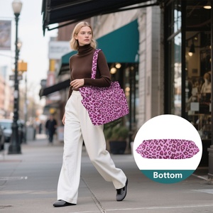 Sac fourre-tout rose imprimé léopard, imperméable, design personnalisé, grand format, portable, pour le voyage et le shopping, sac à bandoulière pour femme avec poignée - Product Image 6