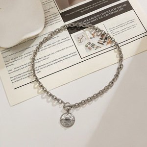 สร้อยคอสแตนเลสสตีลแบบคิวบัน จี้ทรงกลม ตัวล็อคแบบ OT สีเงิน ประดับเพชรขาวทรงเรขาคณิต ดีไซน์จักรวาล - Product Image 2