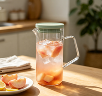 Carafe en verre borosilicate à nervures verticales avec couvercle vert et poignée en verre, résistante à la chaleur, pour jus et thé glacé