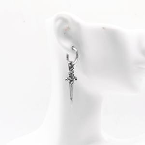 Boucles d'oreilles créoles personnalisées pour hommes, plaquées or, hypoallergéniques, avec breloque poignard gravée, style vintage viking punk gothique - Product Image 4