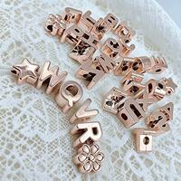 Ensemble de perles alphabet plaquées or rose, 26 lettres avec breloques fleurs et étoiles pour la création de bijoux DIY et accessoires de porte-clés
