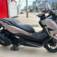 Scooter Maxi Forza 350 d'occasion, excellent état. Moteur refroidi par liquide de 350 cm³, entièrement fonctionnel.