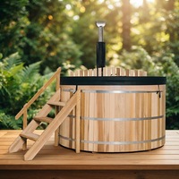 Bain à remous rond de luxe en cèdre rouge massif avec poêle à bois, bain de spa extérieur écologique en bois avec échelle en bois