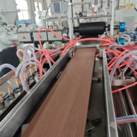 Machine d'extrusion de panneaux de décoration extérieurs en WPC HDPE en plastique recyclé pour terrasses, murs, clôtures, bancs et pavillons TONGSANHEGU