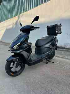 Scooter de Gasolina QJ Hong 125 ABS <span class=keywords><strong>2023</strong></span> Usado con Frenos de Disco y Sistema de Refrigeración por Aire, Scooter Usado pero en Buenas Condiciones - Product Image 1