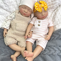 Lebensechte Zwillings-Silikon-Reborn-Babypuppe 50cm Vollsilikon Gewichteter Körper Realistische Berührung Sammlerpuppe zum Weiterverkauf