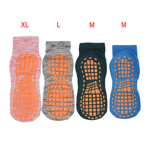 Venta al por mayor logotipo personalizado Yoga saltar trampolín Calcetines antideslizantes inflables deportes agarre Calcetines antideslizantes - Product Image 1