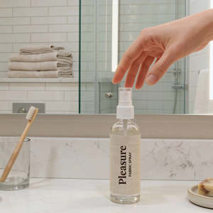 Spray Profumato per Tessuti Pleasure 100ml, Fragranza Rinfrescante per Vestiti e Uso Domestico - Product Image 3
