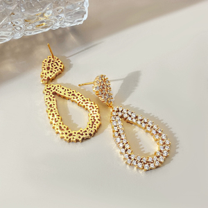 Pendientes brillantes de lujo exagerados, de latón para mujer, chapados en oro de 18 quilates - Product Image 6