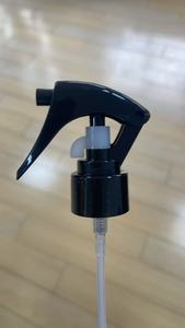Mini Pulverizador de Gatillo Negro de Plástico Suave Antiderrames 24/410 (24 mm) para Productos de Limpieza Cosmética - Product Image 4