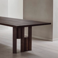 Table à manger en bois naturel pour les réunions Design unique pour votre espace Table à manger élégante en bois massif