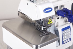 Machine à coudre surjeteuse industrielle JK haute vitesse pour matériaux légers à moyens, état neuf, moteur bleu foncé - Product Image 3