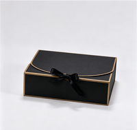 Boîte cadeau rigide de luxe en feuille d'or avec fermeture magnétique, imprimée quadricolore, nœud en satin, insert en mousse divisé pour chocolats, biscuits et pâtisseries