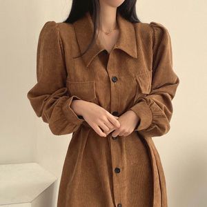 Robe longue <span class=keywords><strong>chic</strong></span> coréenne automne-hiver vintage à revers, simple boutonnage, ceinture à nouer, couleur unie, en velours côtelé, antistatique, coupe lanterne - Product Image 3