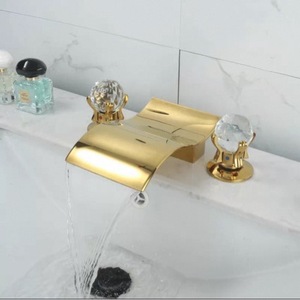 Grifo de Baño de Lujo con Cascada de Cristal Dorado, Grifo Mezclador de Lavabo de Latón Sólido de 3 Orificios con Doble Manija - Product Image 2