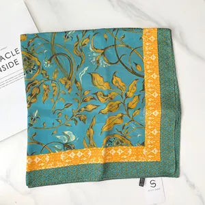 Großhandel 2024 individueller Seidenschal Designer Blumendruck 70 * 70 cm Buchstaben Polyester Satin-Schal für Damen stilvoll