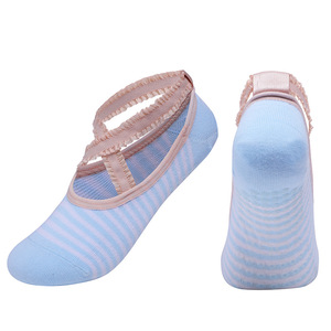 Chaussettes de danse féminines pour femmes, coupe courte, en coton peigné, antidérapantes avec points en silicone et détails élégants en dentelle - Product Image 6
