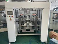 Machine à boîtes pliantes à fond autobloquant