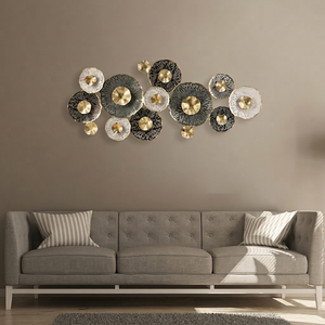 Décoration murale suspendue de luxe léger, sculpture murale ronde en métal doré et gris, motif floral superposé horizontal - Product Image 1
