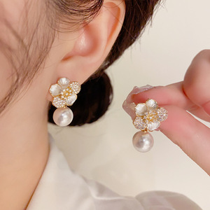 Boucles d'oreilles clous pour femme, motif fleur de perle et goutte d'huile, style luxe léger, design de niche, vente en gros - Product Image 2