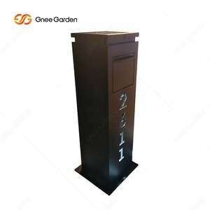 Boîte aux lettres extérieure moderne en métal noir sur pied avec éclairage rétroéclairé du numéro d'adresse pour la décoration de la maison et du jardin - Product Image 3