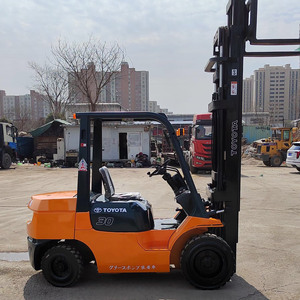 รถยกดีเซลมือสองสมรรถนะสูง รุ่น 7F 3T 6M พร้อมยางกันลื่นสำหรับงานนอกพื้นที่ราบ สำหรับอุตสาหกรรมก่อสร้างคลังสินค้า - Product Image 2