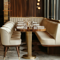Ensemble de mobilier de restaurant de luxe : table carrée en bois, chaises en cuir véritable beige et banquette assortie