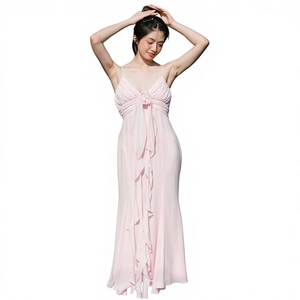 ชุดแต่งงานสีชมพูหวานซ่อนเปรี้ยว คอวี สายเดี่ยว ยาวลากพื้น แต่งดอกไม้สามมิติ ชายกระโปรงระบายพลิ้วไหว ดีไซน์โปร่งแสง - Product Image 1