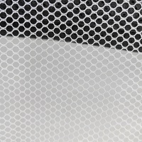 100% Polyester Hexagonal Mesh Tissu Respirant Tricoté Chaîne 150gsm Doux Net Blackout et Anti-Pilule Caractéristiques pour Filles Garçons