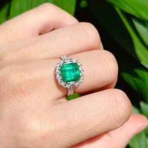 Anillo de Oro Blanco de 18K con Esmeralda Natural de Panjshir de 3.15ct Verde Intenso con Doble Halo y Detalles de Diamantes Sudafricanos para Mujer - Product Image 4