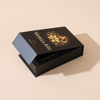 Caja de perfume magnética negra mate personalizada de lujo con inserto de espuma, caja de embalaje de fragancia con estampado UV dorado para marca de perfumes