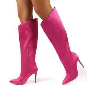 चेंगदू थोक कस्टम महिलाओं के जूते 2020 क्लासिक देवियों बताया पैर की अंगुली घुटने-लंबाई जूते डिजाइनर गुलाबी साटन महिलाओं के जूते