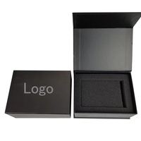Boîte cadeau personnalisée noire avec couvercle et base, avec plateau en mousse découpée et marque gris clair pour cadeaux électroniques en gros