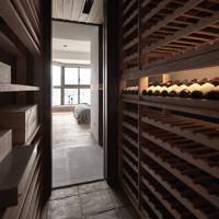 Meuble de présentation à grille en bois massif personnalisé, étagère à vin multi-niveaux pour bar à domicile, hôtel – Solution complète pour cave à vin