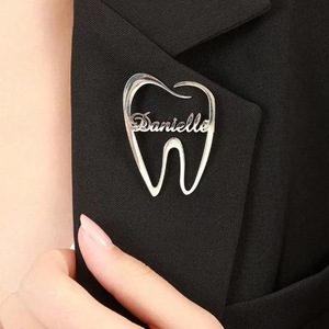 Broche souvenir dentaire personnalisable avec nom, cadeau attrayant pour dentiste, broche professionnelle avec nom et titre, peut être vierge ou personnalisée avec <span class=keywords><strong>les</strong></span> noms des clients - Product Image 6