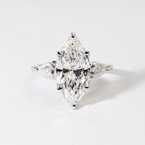 Bague de fiançailles de luxe en or massif 14 carats avec trois diamants de laboratoire de taille marquise, style Art Déco, bijou de promesse et de mariage - Product Image 1