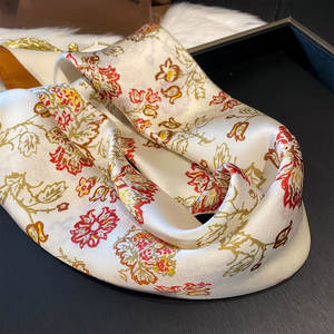 女性のためのファッション豪華な軽量スカーフ旅行マッチング花柄の多目的な正方形のスカーフレトロ70cm小さなスカーフ - Product Image 3