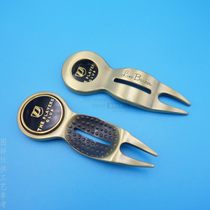 Outil de réparation de divots de golf en métal personnalisé, en alliage de zinc bronze, antidérapant, avec marqueur de balle à logo émaillé - Product Image 3