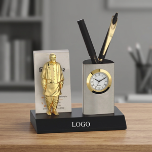 Horloge de bureau portable en métal doré avec porte-stylo et support pour cartes de visite, gravée par technique de moulage - Product Image 1