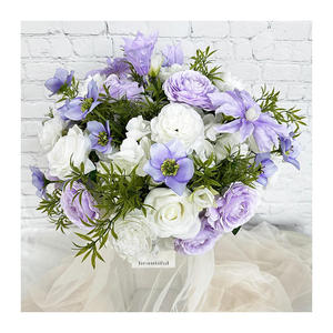 Arreglo floral personalizado romántico con rosas moradas, lavanda y flores blancas para centros de mesa de boda - Product Image 3