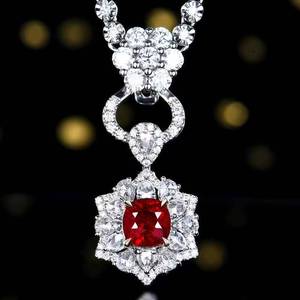 Bague en or 18 carats massif SGARIT, sertie d'un rubis naturel non chauffé de 1,2 ct couleur sang de pigeon et de 82 diamants d'un total de 0,707 ct, bijou de luxe. - Product Image 3