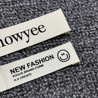 Étiquettes de vêtements personnalisées écologiques carrées/rectangulaires/en rouleau imprimées à l'écran avec adhésif thermofusible pour vêtements