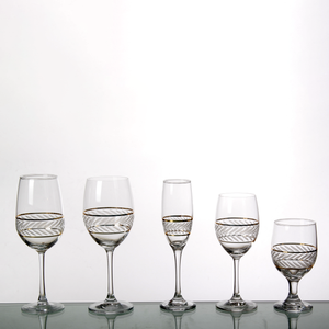 Ensemble de 5 verres à vin élégants à bord doré, coupés à la main, gobelets ronds pour les fêtes - Product Image 1