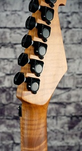 Guitarra eléctrica profesional serie VS200 con cuerpo de aliso macizo, mástil de arce flameado tostado y puente Floyd Rose - Product Image 5