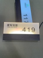 Letrero de Número de Puerta Acrílico Directo de Fábrica Verificado por RFQprint para Edificios y Empresas - Placa Personalizable en Tamaño y Color para Pared
