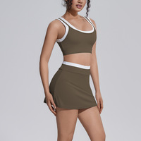 Nouvel Arrivage Ensemble de Yoga pour Femme : Soutien-gorge de Sport Sexy à Découpes au Dos et Contraste de Couleurs, et Jupe-short de Tennis Respirante Taille Haute