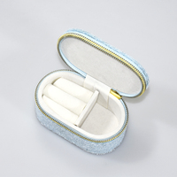 Boîte à bijoux rectangulaire de luxe bleu clair avec broderie corail, emballage carton, design créatif haut de gamme pour coiffeuse