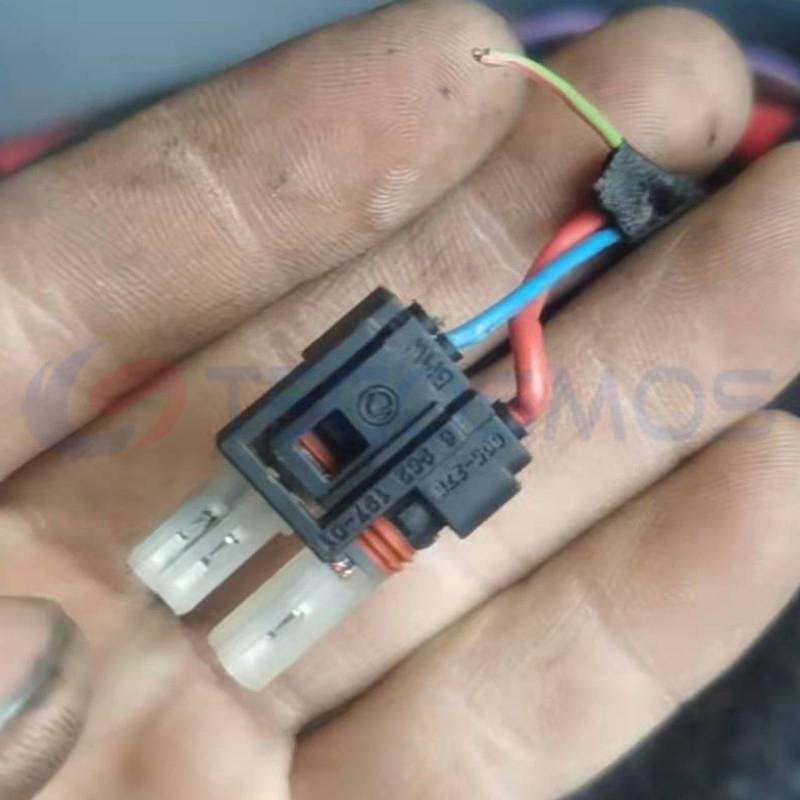 Car Connector for BMW Battery Has Two Pins on Positive and Negative Terminals CT2-0130M-1