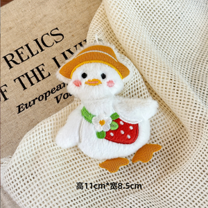 Nieuwe Aanwinst Schattig Pluche Eend Hangertje Sleutelhanger Kawaii Tas Charm voor <span class=keywords><strong>Baby</strong></span> Meisjes en Jongens Geborduurde Aardbei Eend Pluche Tas Charm - Product Image 3